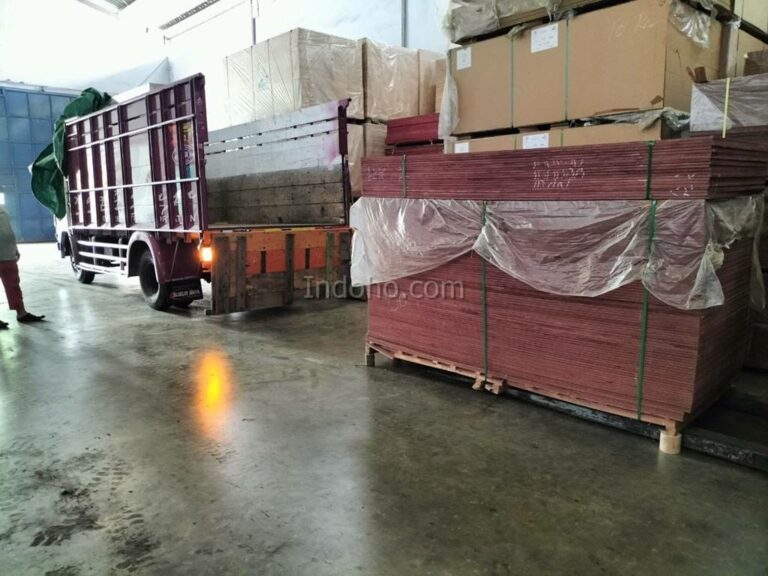 Tumpukan Triplek Phenolic Film Face siap kirim di gudang PT Indoho Santosa Abadi untuk material bekisting beton.
